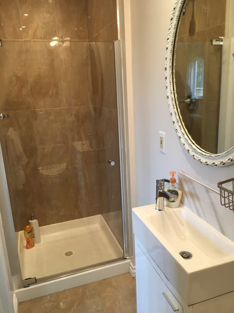En-suite room, 1 Queen Bed | Bathroom | Combined shower/tub, free toiletries, hair dryer, towels