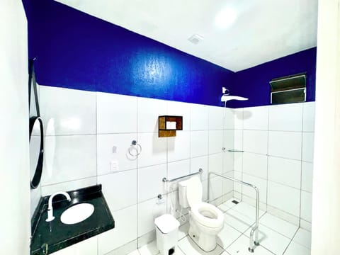 Quarto casal ou duplo com acessibilidade | Accessible bathroom