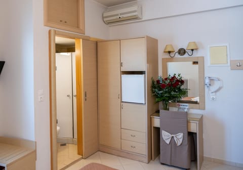 Single Room | In-room safe, blackout drapes, iron/ironing board