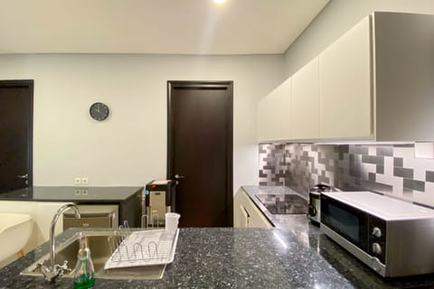 Apartment, 3 Bedrooms | Private kitchen | Full-size fridge, stovetop