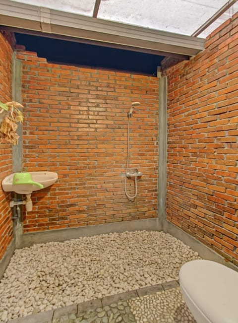 Deluxe Studio | Bathroom | Shower, rainfall showerhead, towels, toilet paper