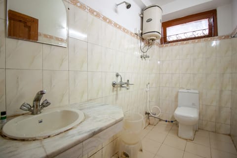 Superior Room | Bathroom | Shower, rainfall showerhead, towels