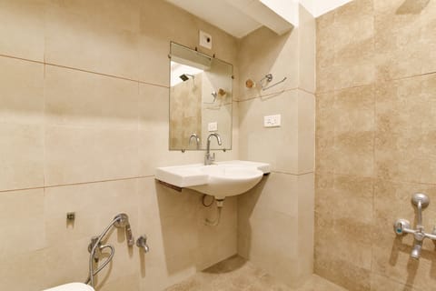 Deluxe Room | Bathroom | Shower, rainfall showerhead, free toiletries, towels