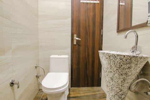 Deluxe Room | Bathroom | Shower, rainfall showerhead, free toiletries, towels