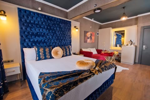 Standard Room, 1 Bedroom | Premium bedding, minibar, in-room safe, individually decorated