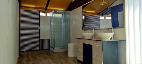 Panoramic Studio Suite | Bathroom