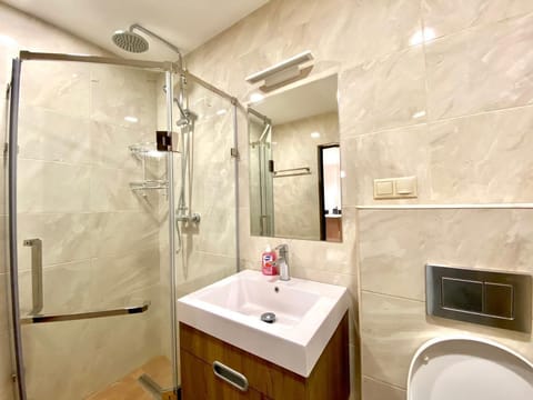 Standard Apartment | Bathroom | Shower, hair dryer, slippers, towels