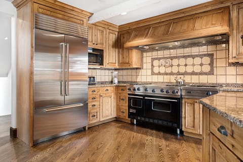 Kitchen w/ Viking appliances