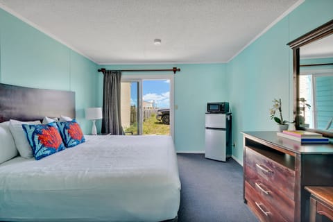 Double Room, 1 King Bed, Oceanfront | Blackout drapes, iron/ironing board, free WiFi, bed sheets