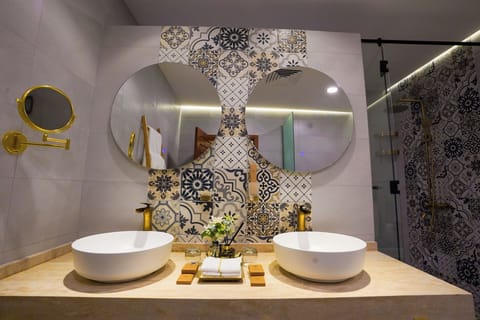 Shower, hair dryer, bathrobes, slippers