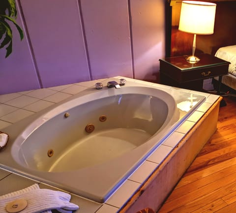 Room, 1 King Bed, Hot Tub, Mountain View (Hardwood Floor) | Private spa tub