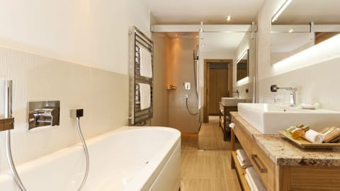 Luxury Double Room, Balcony | Bathroom | Hair dryer, towels