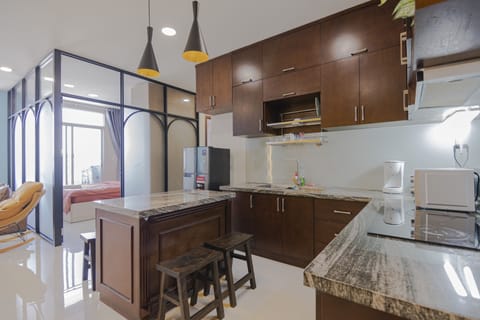 Family Apartment, 4 Bedrooms, Pool Access, City View | Private kitchen | Mini-fridge, microwave, stovetop, cookware/dishes/utensils