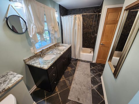 Townhome, 3 Bedrooms | Bathroom | Towels, shampoo