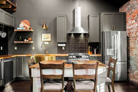 Deluxe Room | Private kitchen | Microwave, coffee/tea maker