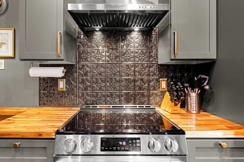 Deluxe Room | Private kitchen | Microwave, coffee/tea maker