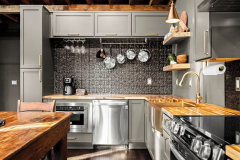 Deluxe Room | Private kitchen | Microwave, coffee/tea maker