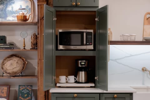 Deluxe Room | Microwave