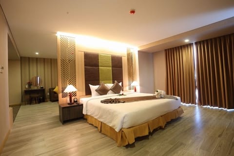 Grand Suite | Premium bedding, down comforters, minibar, in-room safe