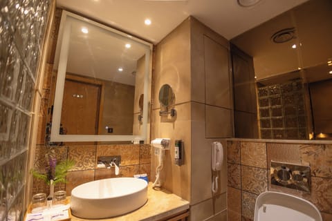 Deluxe Suite With Balcony | Bathroom | Shower, rainfall showerhead, free toiletries, hair dryer