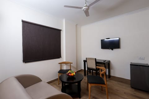 Suite | Living area | 32-inch TV with satellite channels