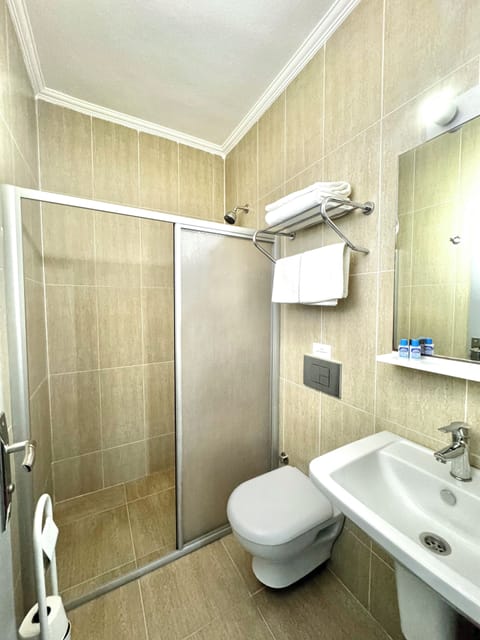 Standard Single Room | Bathroom | Shower, rainfall showerhead, hair dryer, towels