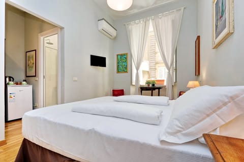 Double Room | Minibar, in-room safe, desk, free WiFi