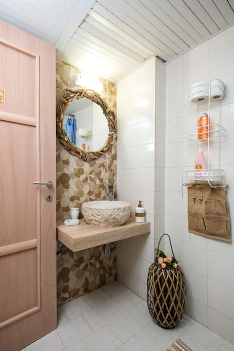 Standard Studio | Bathroom | Shower, free toiletries, hair dryer, towels