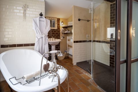 Junior Suite, Ensuite, Canal View (Sorgue des Valayans) | Bathroom | Free toiletries, hair dryer, bathrobes, towels