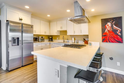 Kitchen | Coffee Maker | Ice Maker | Complimentary Spices