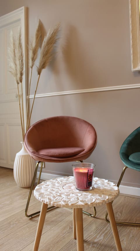 Deluxe Room | Living area | 50-inch flat-screen TV with digital channels, TV