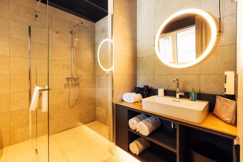 Rainfall showerhead, hair dryer, towels, soap