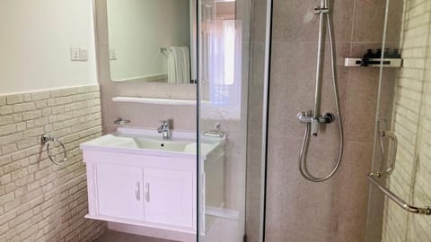 Deluxe Twin Room | Bathroom | Shower, rainfall showerhead, hair dryer, bidet