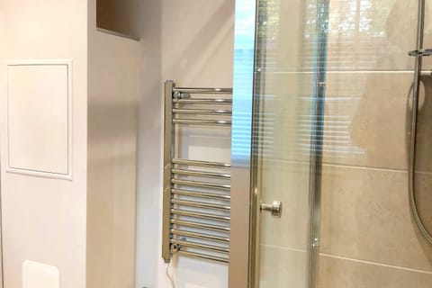 Cottage | Bathroom | Shower, hair dryer, towels