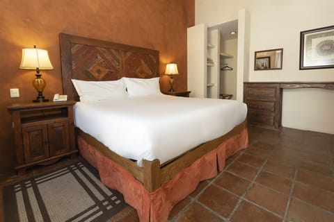 Superior Room | Desk, soundproofing, iron/ironing board, bed sheets