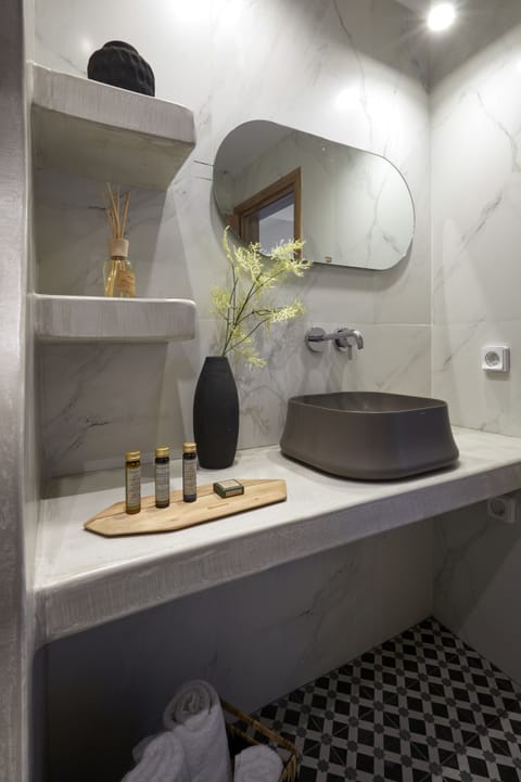 Suite | Bathroom | Shower, rainfall showerhead, free toiletries, hair dryer