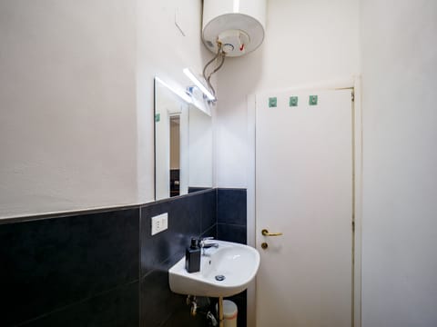 Comfort Apartment | Bathroom | Shower, rainfall showerhead, free toiletries, hair dryer