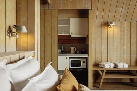 Cottage Superior Room with balcony | Premium bedding, minibar, in-room safe, blackout drapes