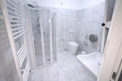 Comfort Triple Room | Bathroom | Free toiletries, towels