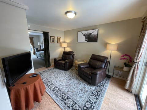 Deluxe Apartment | Living area | Flat-screen TV, streaming services