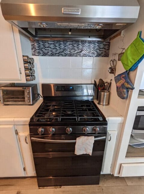 GAS STOVE/OVEN
FULLY STOCKED KITCHEN