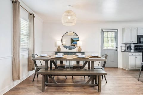 The Hideaway on Lake Dunlap - Dining Area