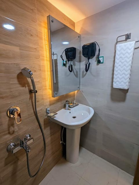 Deluxe Single Room | Bathroom | Shower, rainfall showerhead, free toiletries, hair dryer