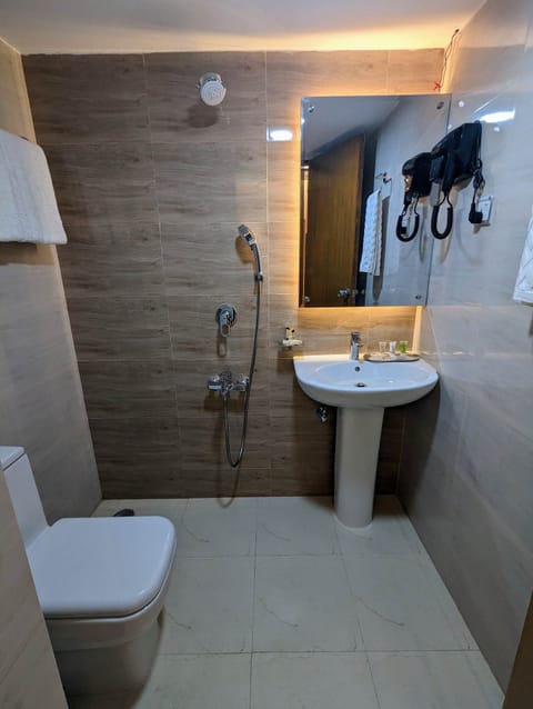 Family Double or Twin Room | Bathroom | Shower, rainfall showerhead, free toiletries, hair dryer