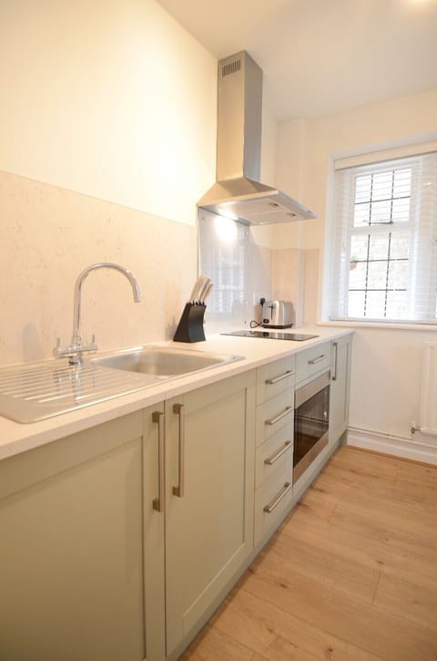 Tailors Suite | Private kitchen | Fridge, microwave, stovetop, electric kettle