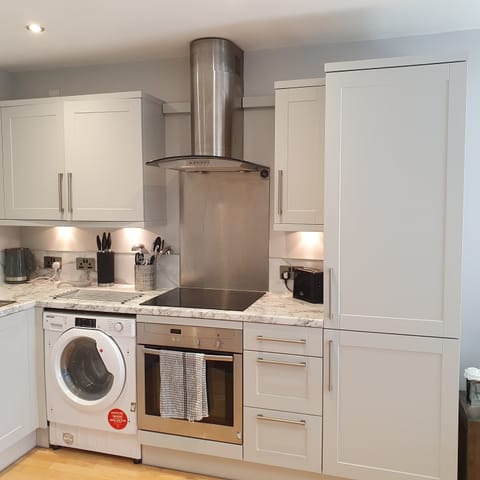 A Superb One Bed Apart In Heart Of City | Private kitchen | Fridge, microwave, oven, stovetop