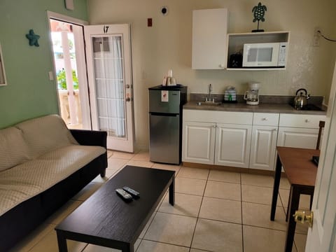 Apartment, 1 Bedroom, Kitchenette | Private kitchenette | Mini-fridge, microwave, cookware/dishes/utensils, paper towels