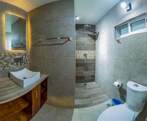 Standard Quadruple Room | Bathroom | Shower, free toiletries, hair dryer, towels