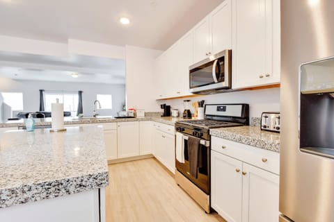 Apartment (3 Bedrooms) | Private kitchen | Microwave, dishwasher, cookware/dishes/utensils, ice maker