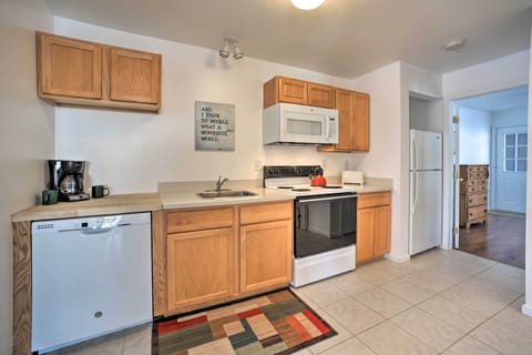 Apartment (2 Bedrooms) | Private kitchen | Microwave, oven, stovetop, dishwasher